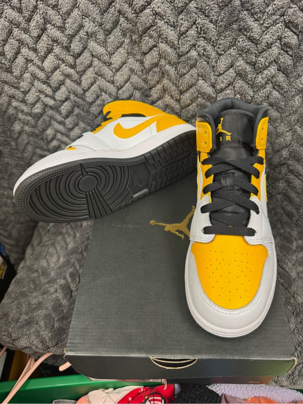 Nike Air Jordan 1 Mid University Gold